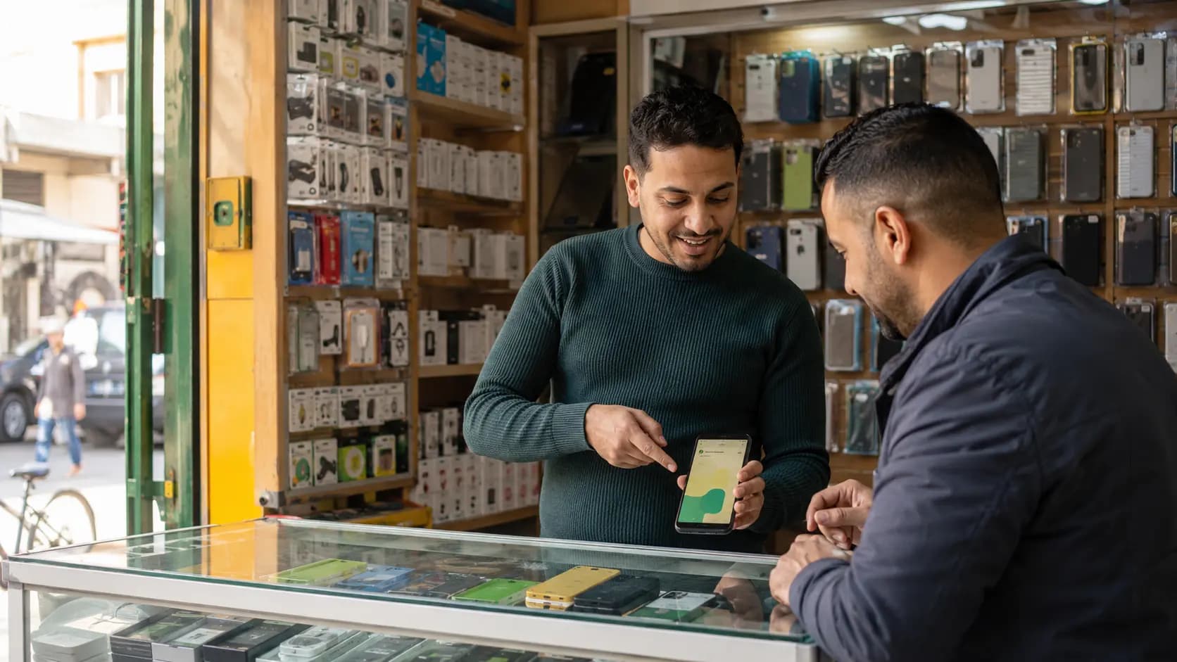 Un vendeur d’électronique accueille un client dans son magasin